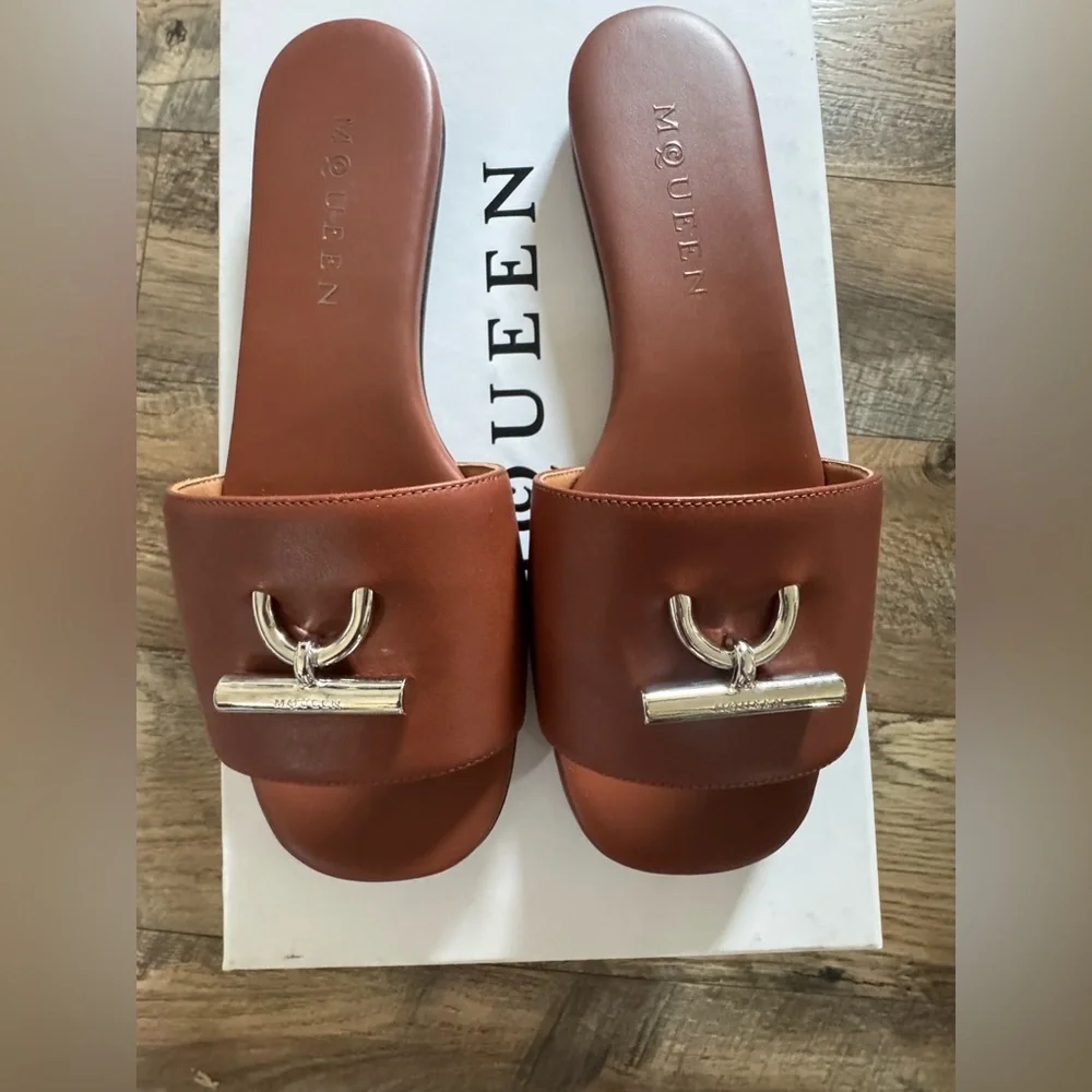 Alexander McQueen T-Bar slip-on slides. Size 36.5
Cognac. New in box  AUTHENTIC - Picture 6 of 10